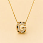 A Collares de Iniciales con cristales de colores