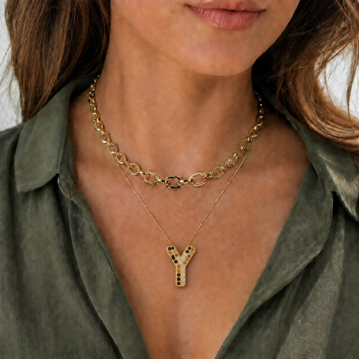 A Collares de Iniciales con cristales de colores