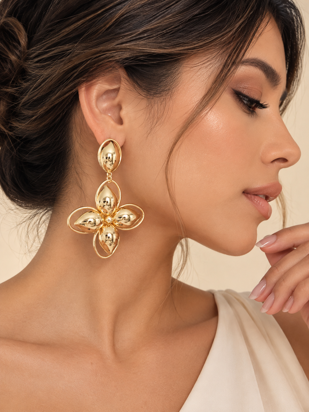 Aretes largos en flor