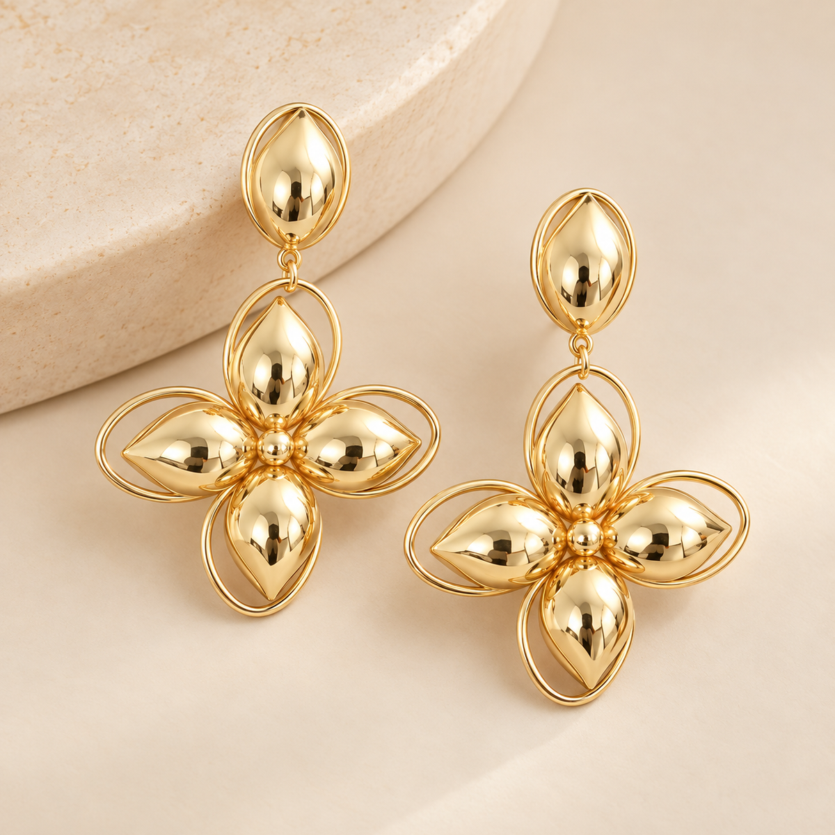 Aretes largos en flor