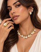 Collar de perlas y medallas