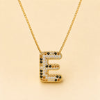 A Collares de Iniciales con cristales de colores