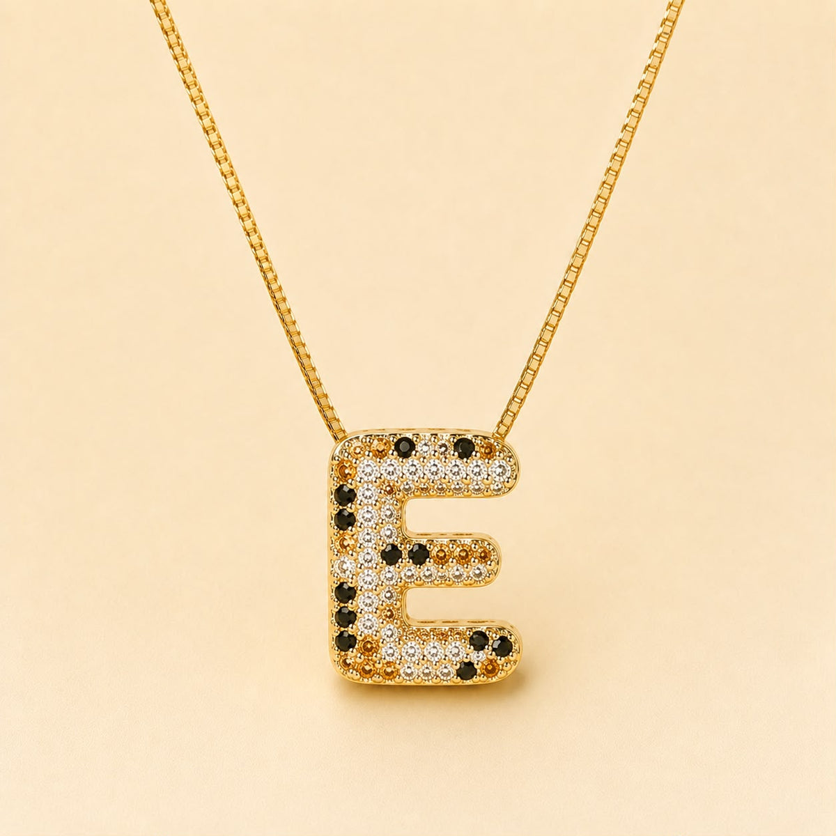 A Collares de Iniciales con cristales de colores