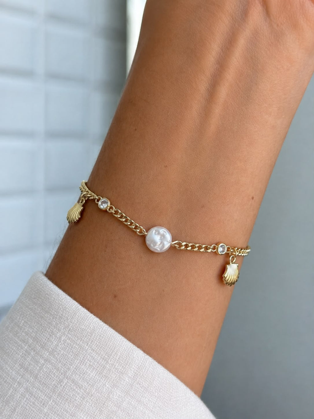 Pulsera con dijes y perlas