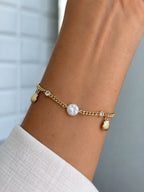 Pulsera con dijes y perlas