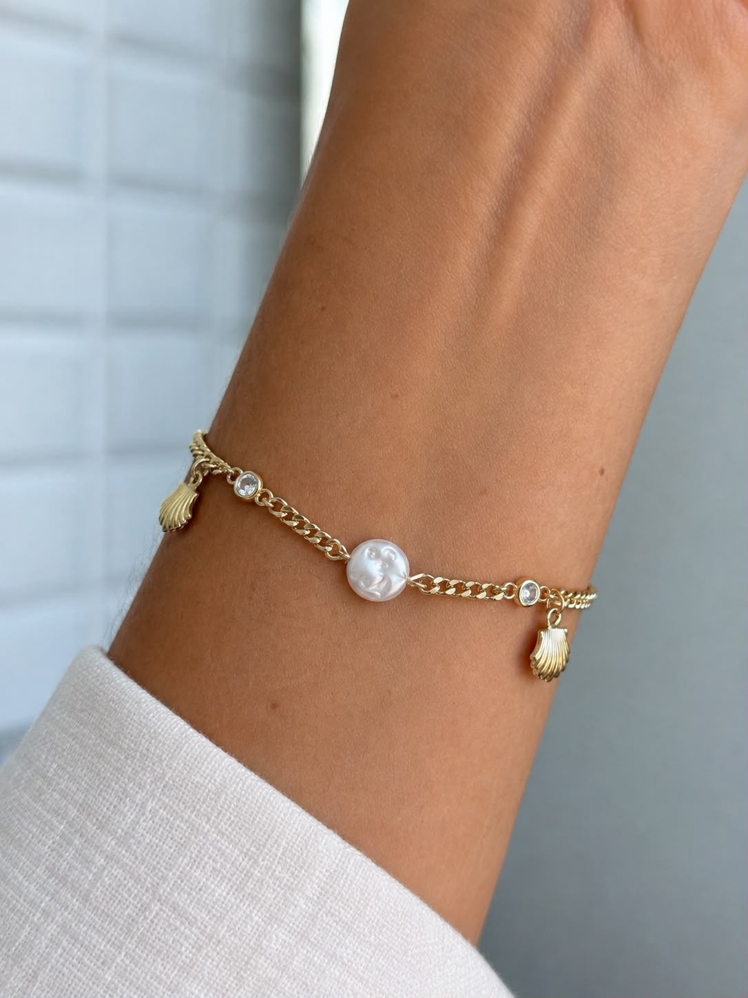 Pulsera con dijes y perlas