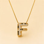 A Collares de Iniciales con cristales de colores