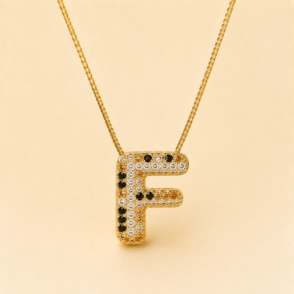 A Collares de Iniciales con cristales de colores