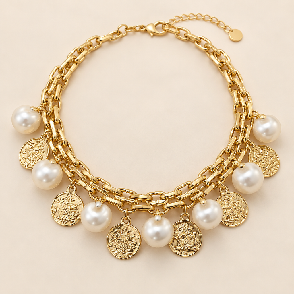 Collar de perlas y medallas