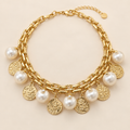 Collar de perlas y medallas