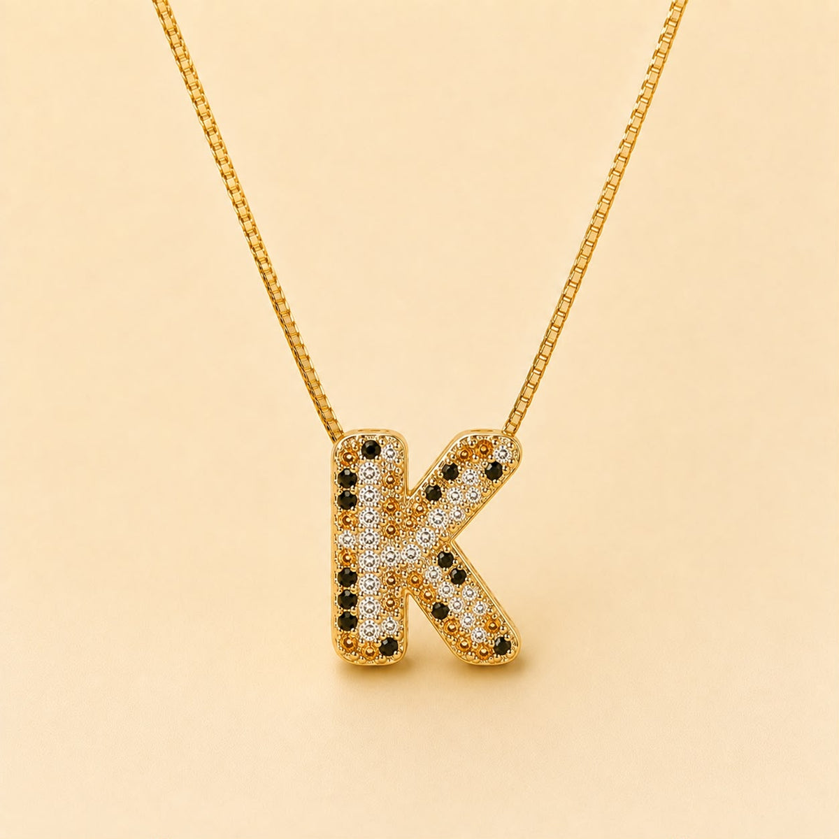 A Collares de Iniciales con cristales de colores