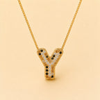 A Collares de Iniciales con cristales de colores
