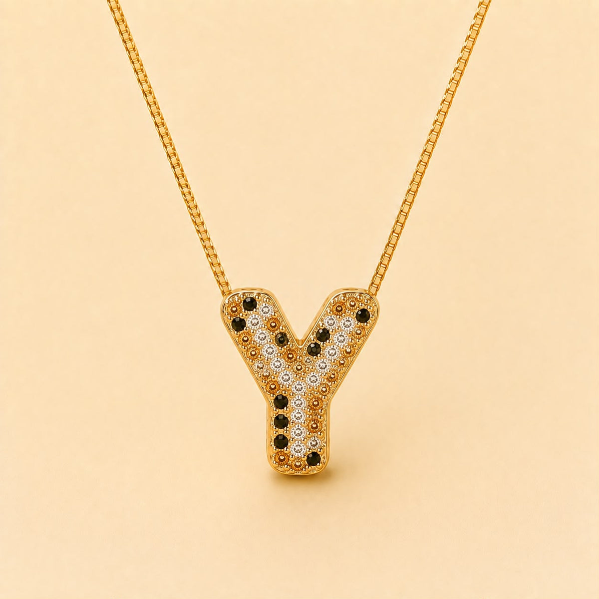 A Collares de Iniciales con cristales de colores