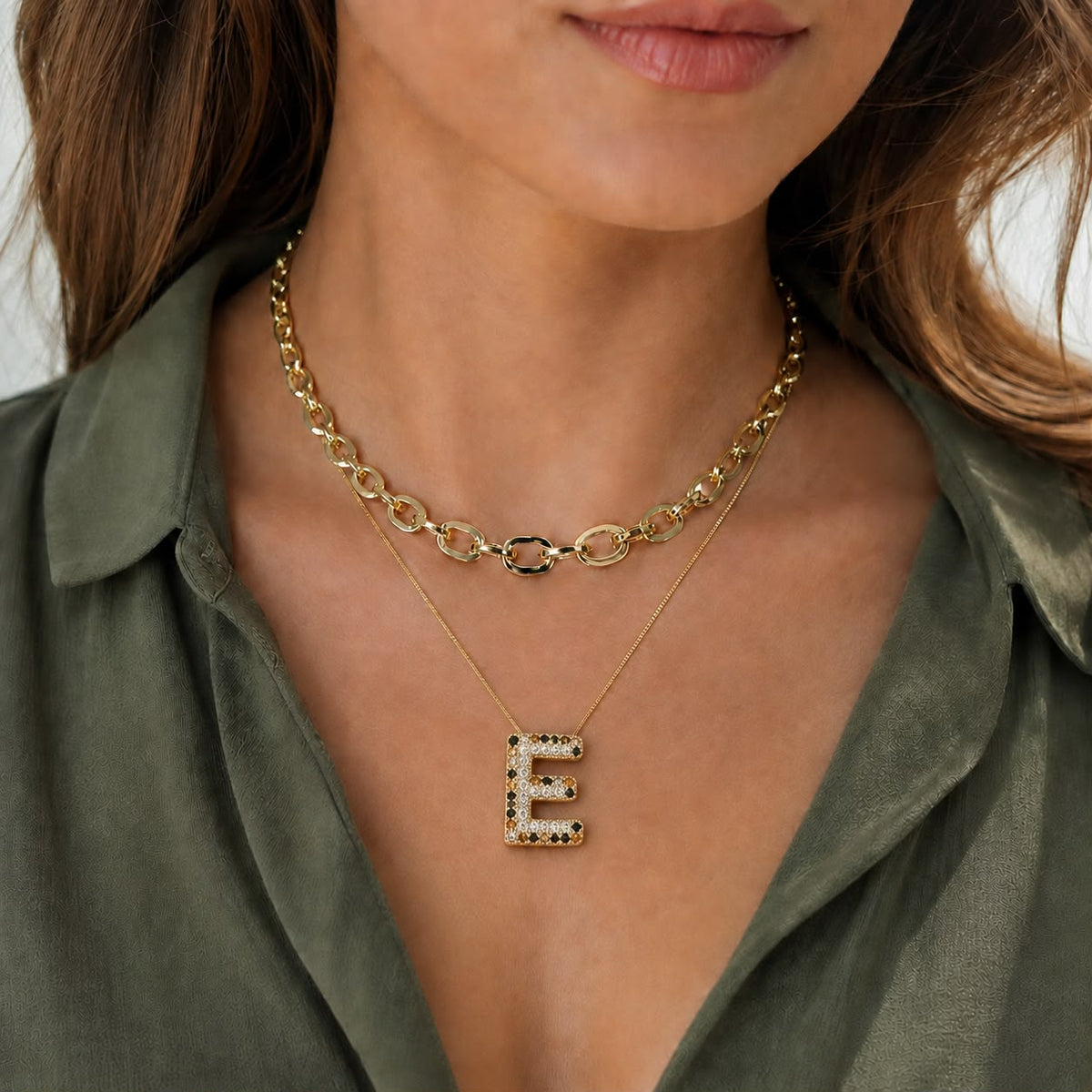 A Collares de Iniciales con cristales de colores