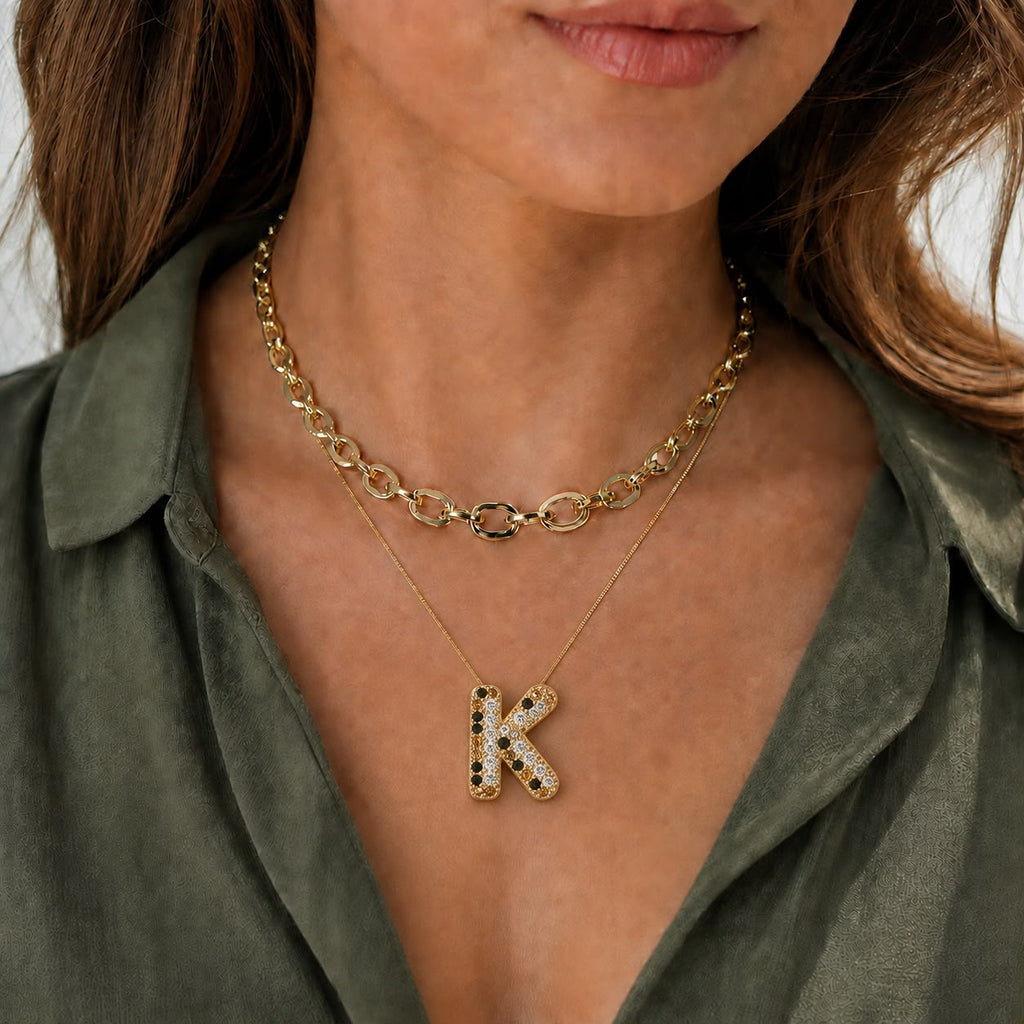 A Collares de Iniciales con cristales de colores