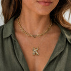 A Collares de Iniciales con cristales de colores