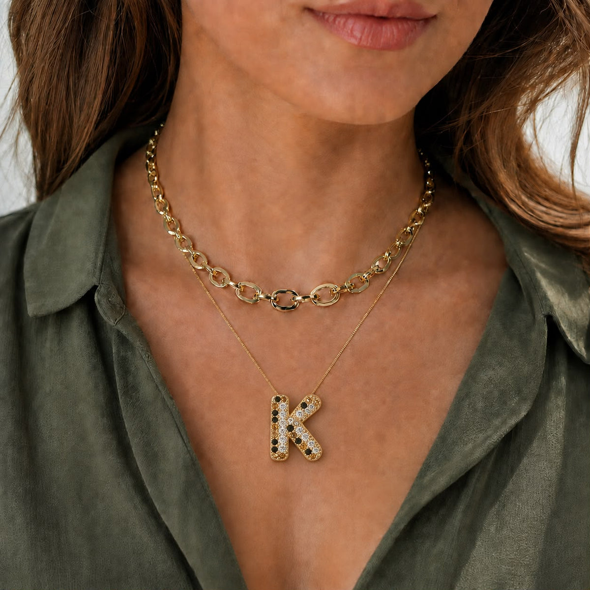 A Collares de Iniciales con cristales de colores