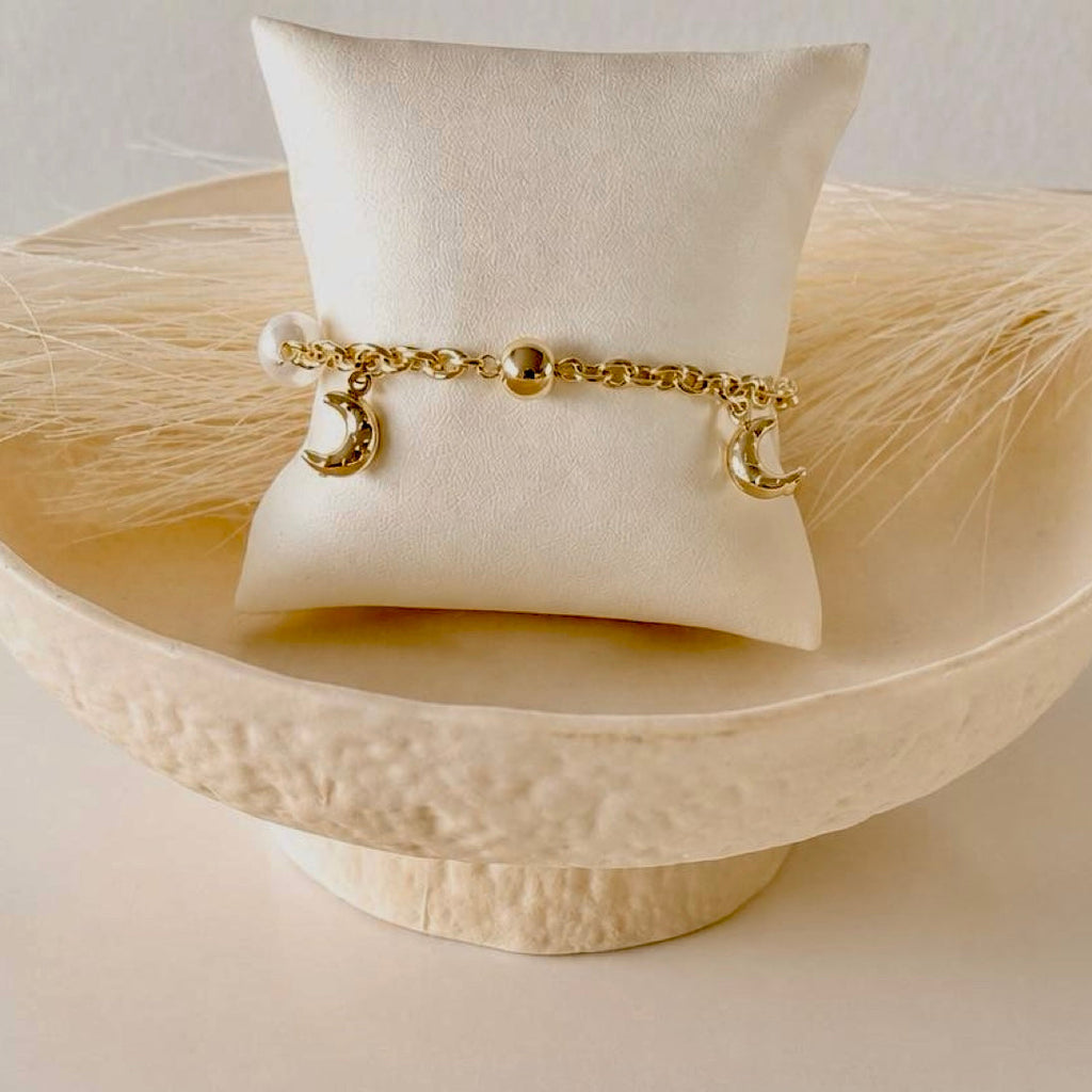 Pulsera con dijes y perlas