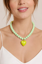 Collar de bolas y dije de corazón