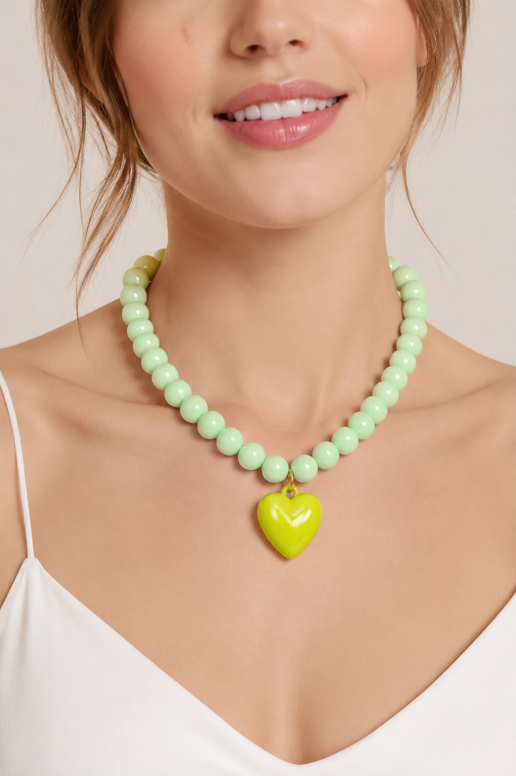 Collar de bolas y dije de corazón