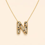 A Collares de Iniciales con cristales de colores