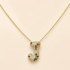A Collares de Iniciales con cristales de colores