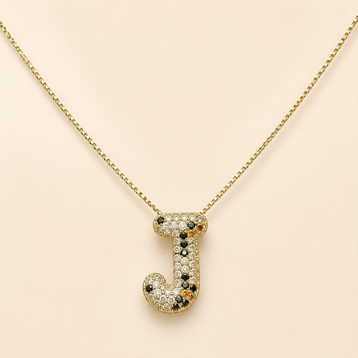 A Collares de Iniciales con cristales de colores