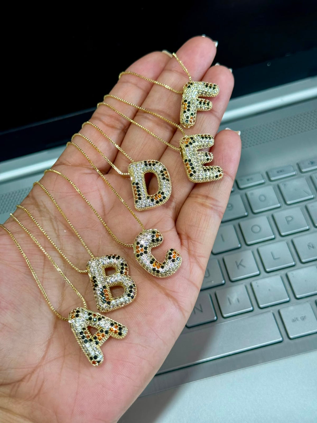 A Collares de Iniciales con cristales de colores