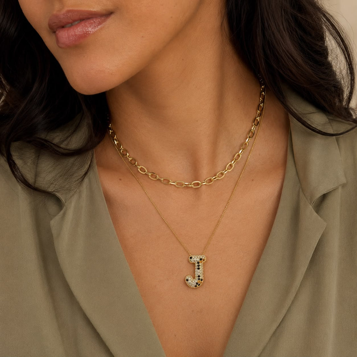 A Collares de Iniciales con cristales de colores