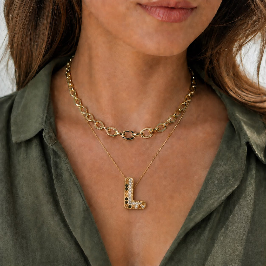 A Collares de Iniciales con cristales de colores