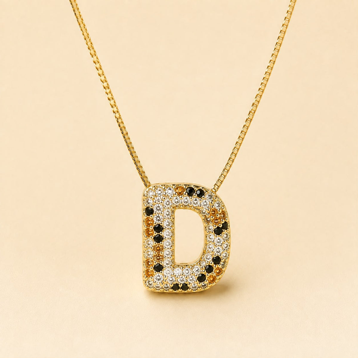 A Collares de Iniciales con cristales de colores