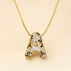 A Collares de Iniciales con cristales de colores
