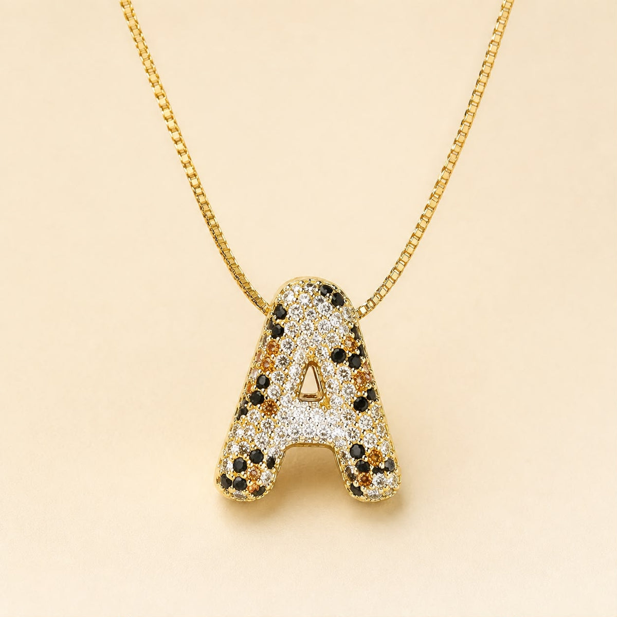 A Collares de Iniciales con cristales de colores
