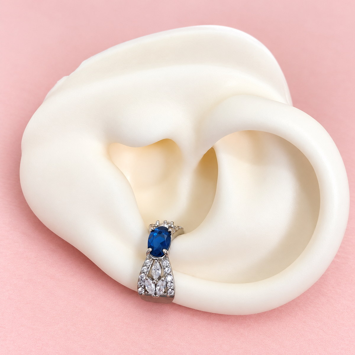 Earcuff plateado con zircones y piedra azul