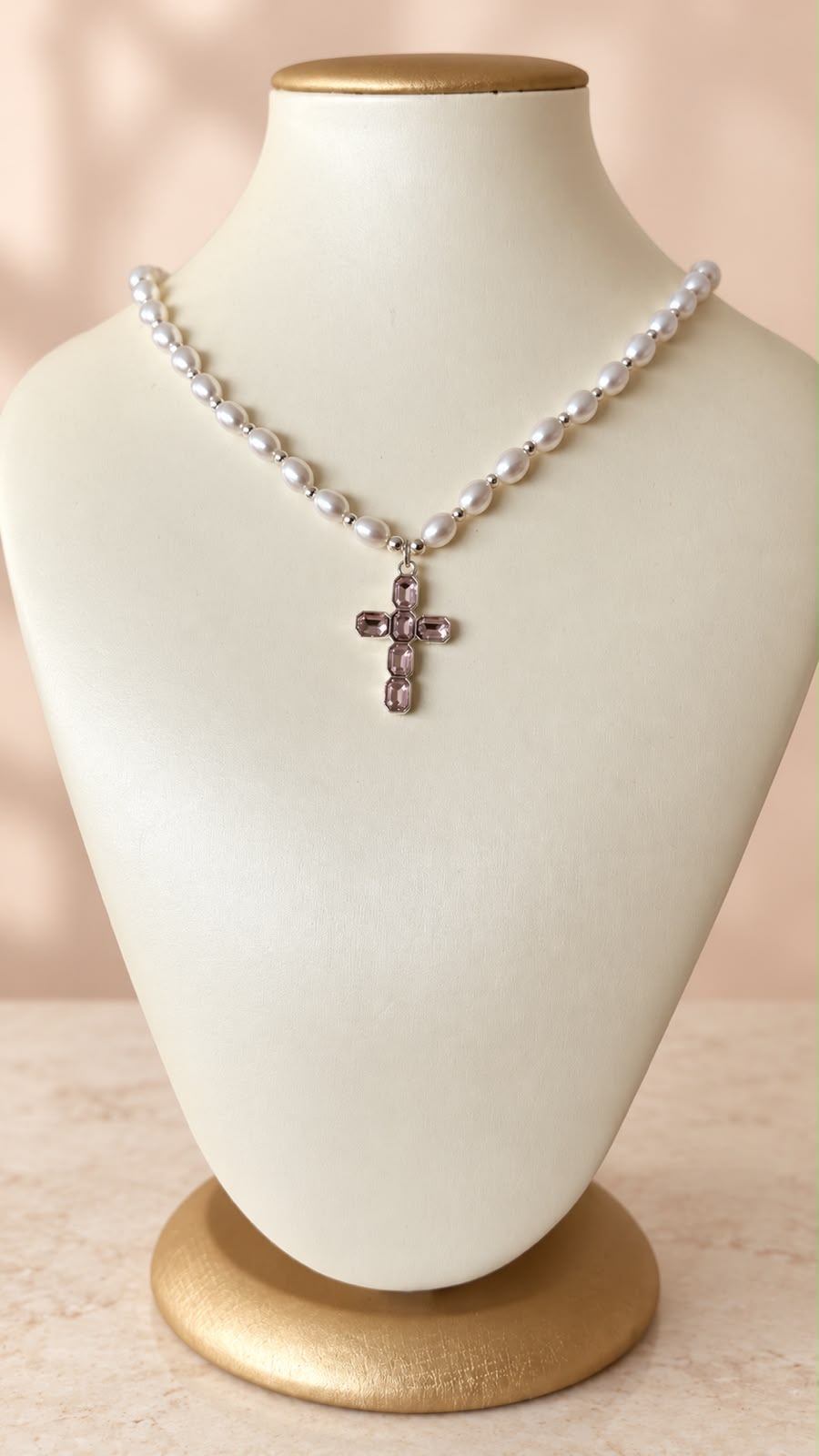 Collar de perlas con dije de cruz