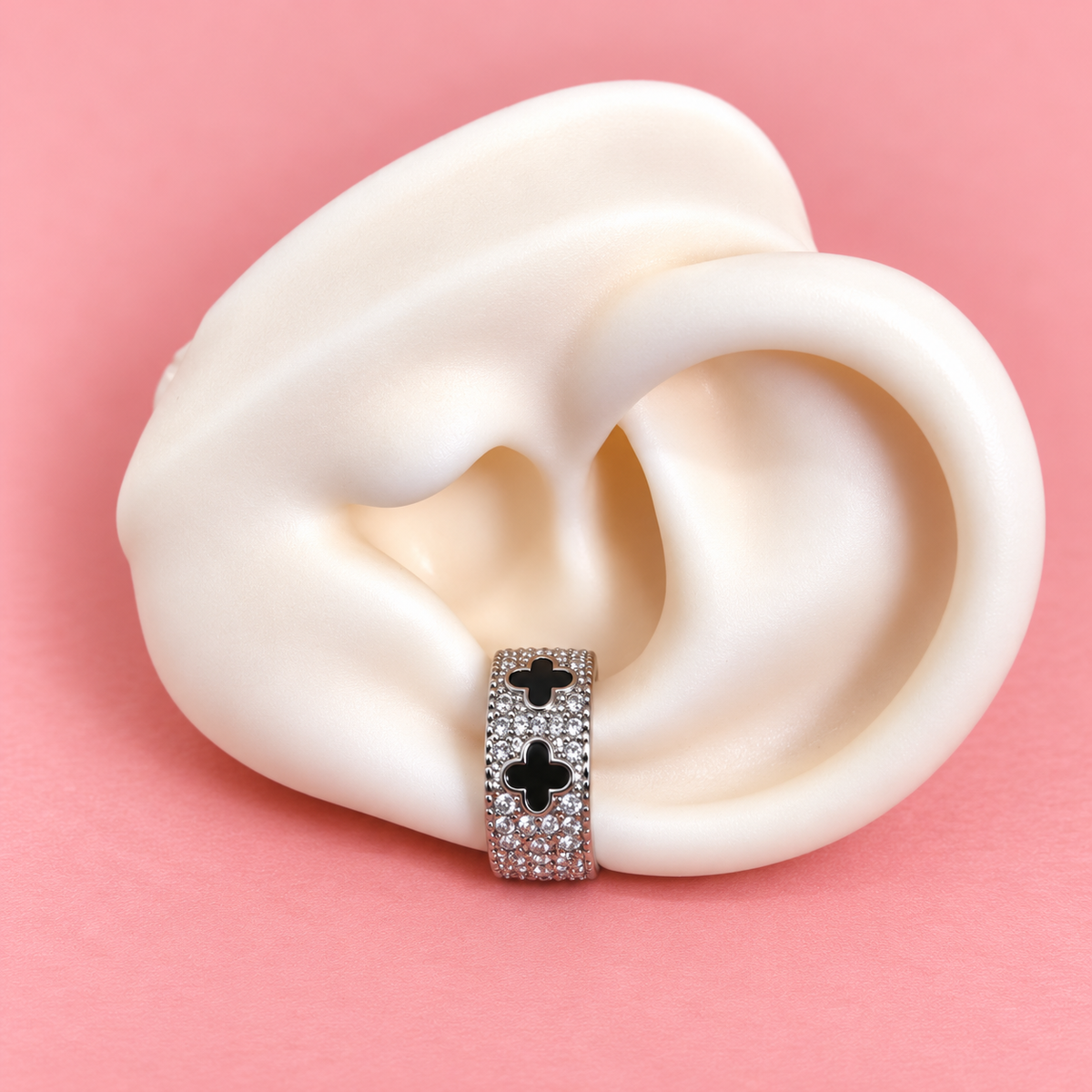 Earcuff plateado de zircones y trebol negro