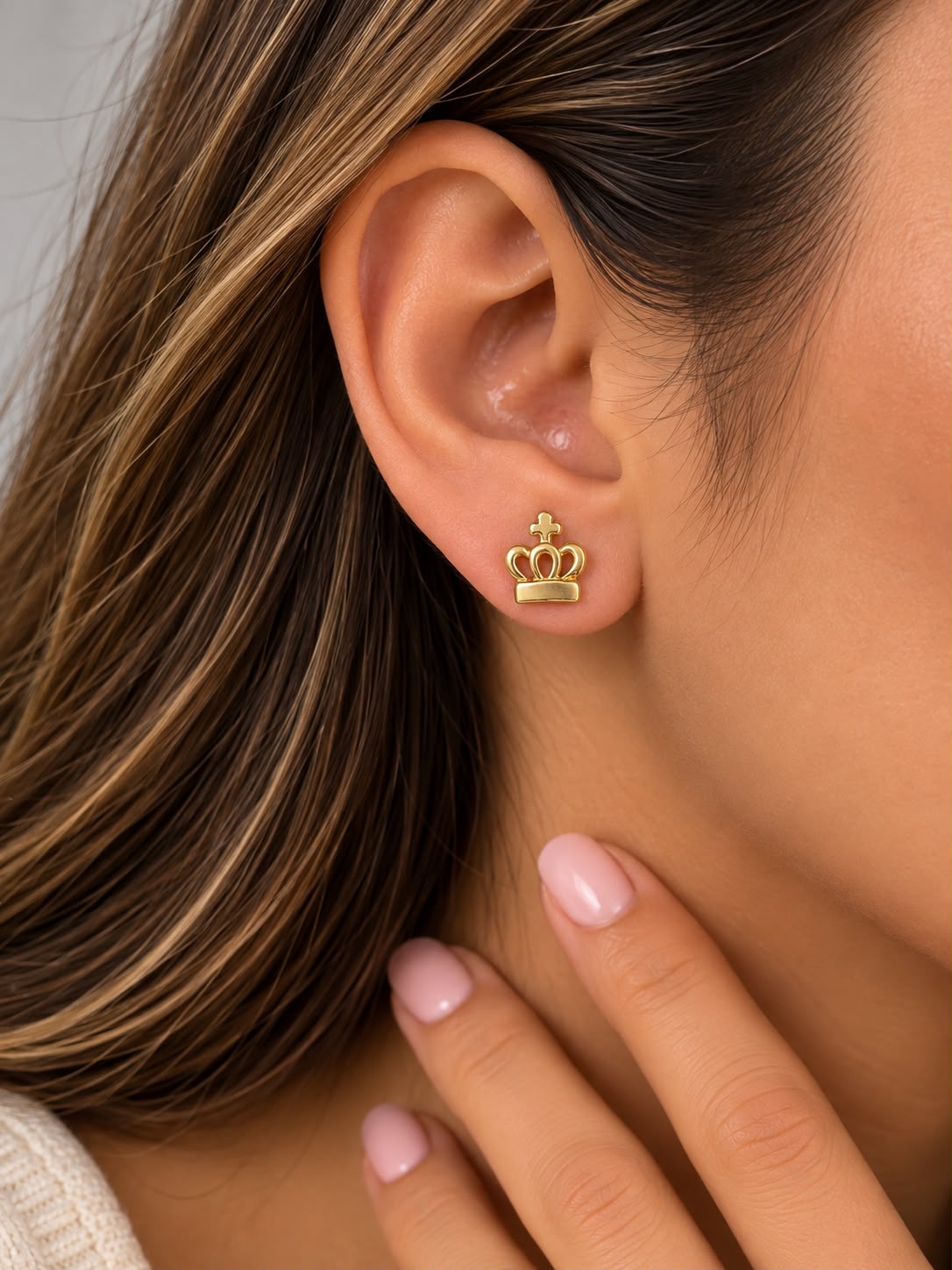 Aretes de corona dorado