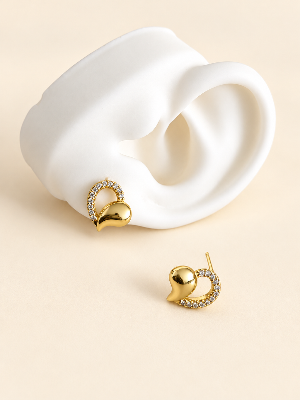 Aretes de corazón con brillo y dorado