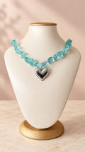 Collar de piedras con dije de corazón