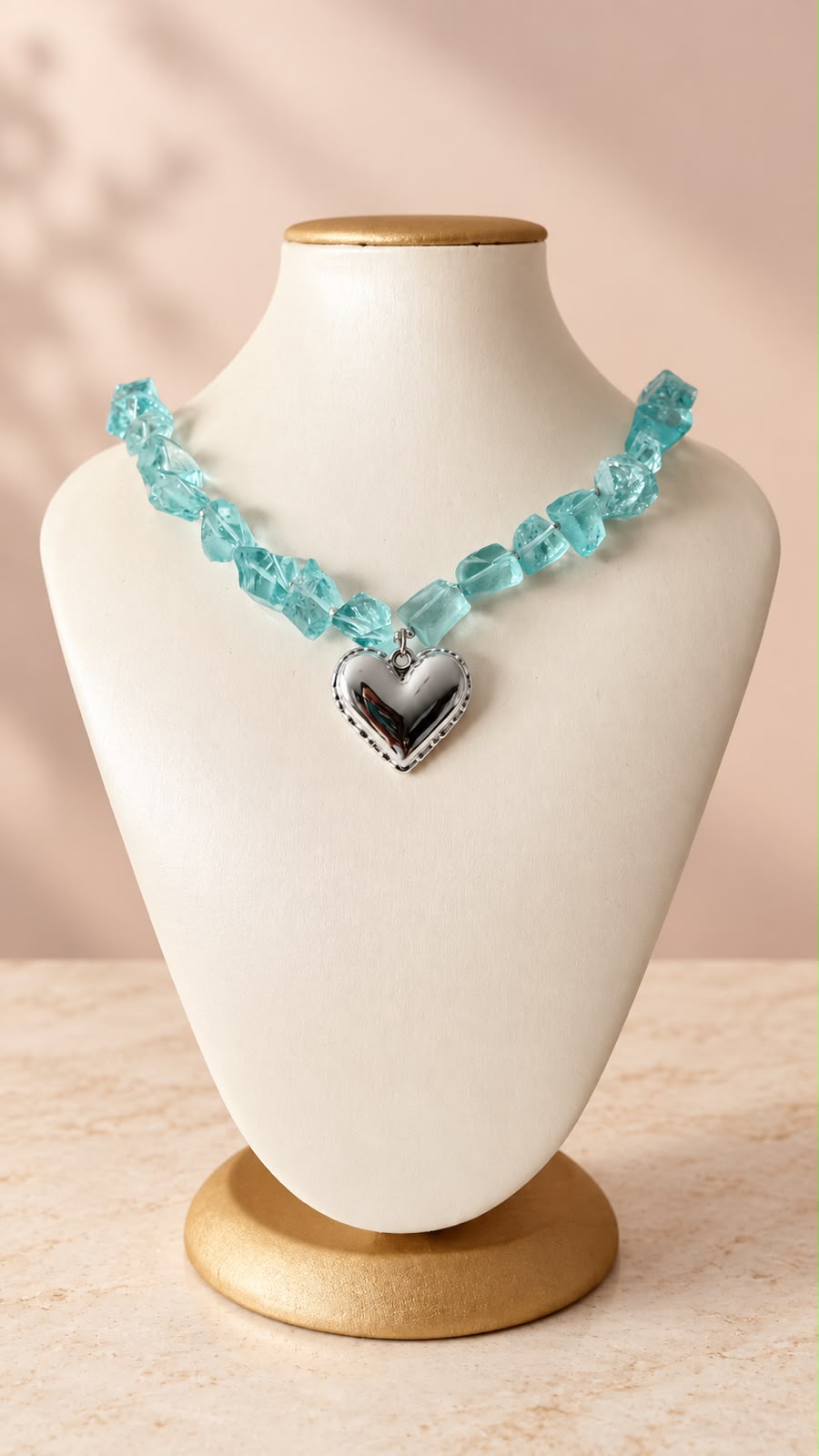 Collar de piedras con dije de corazón