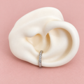 Earcuff plateado delgado con zircones