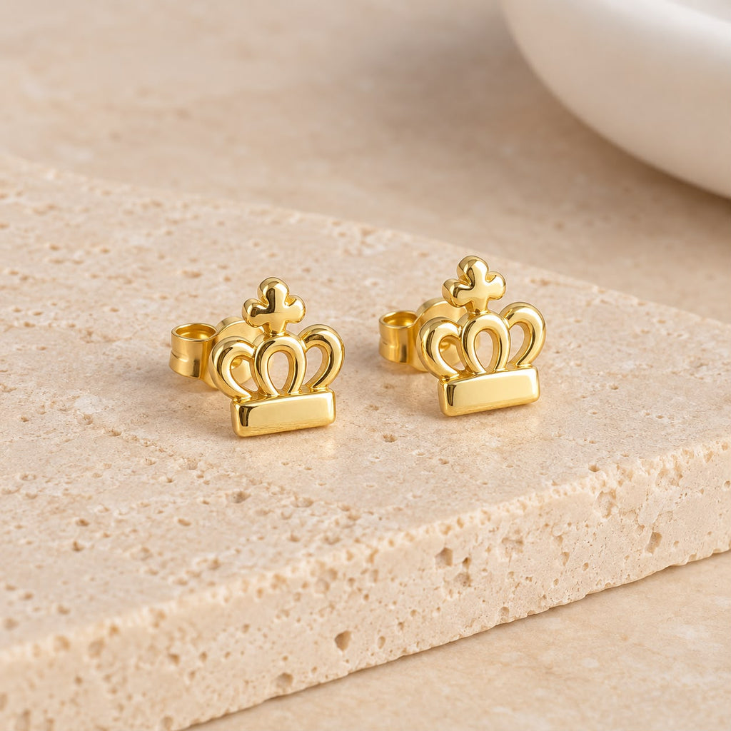 Aretes de corona dorado