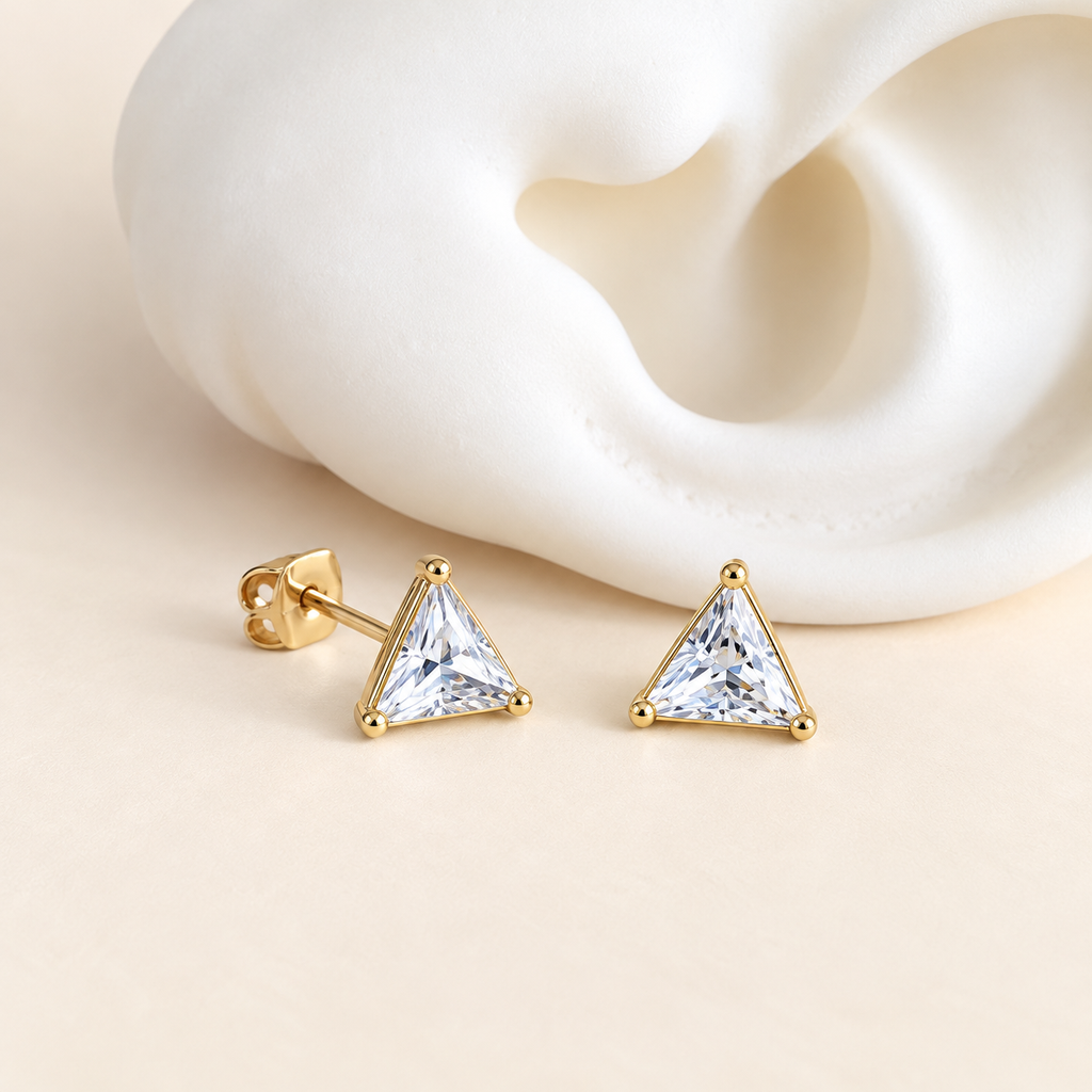 Aretes de triángulo con piedra