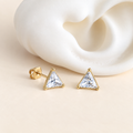 Aretes de triángulo con piedra