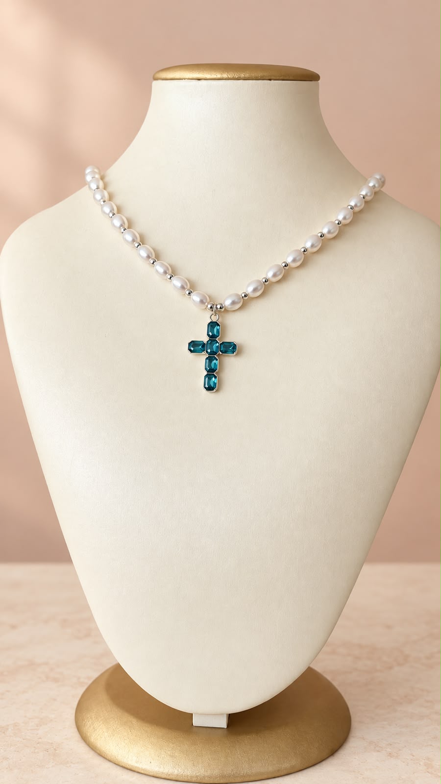 Collar de perlas con dije de cruz