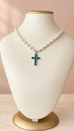Collar de perlas con dije de cruz