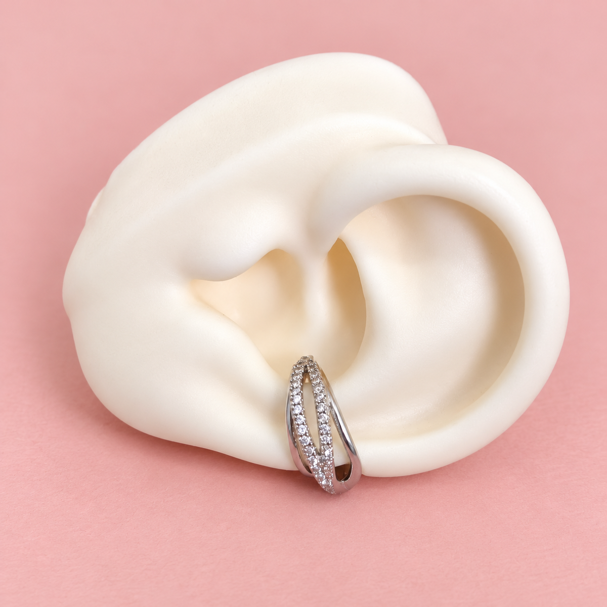 Earcuff plateado con varias líneas con zircones