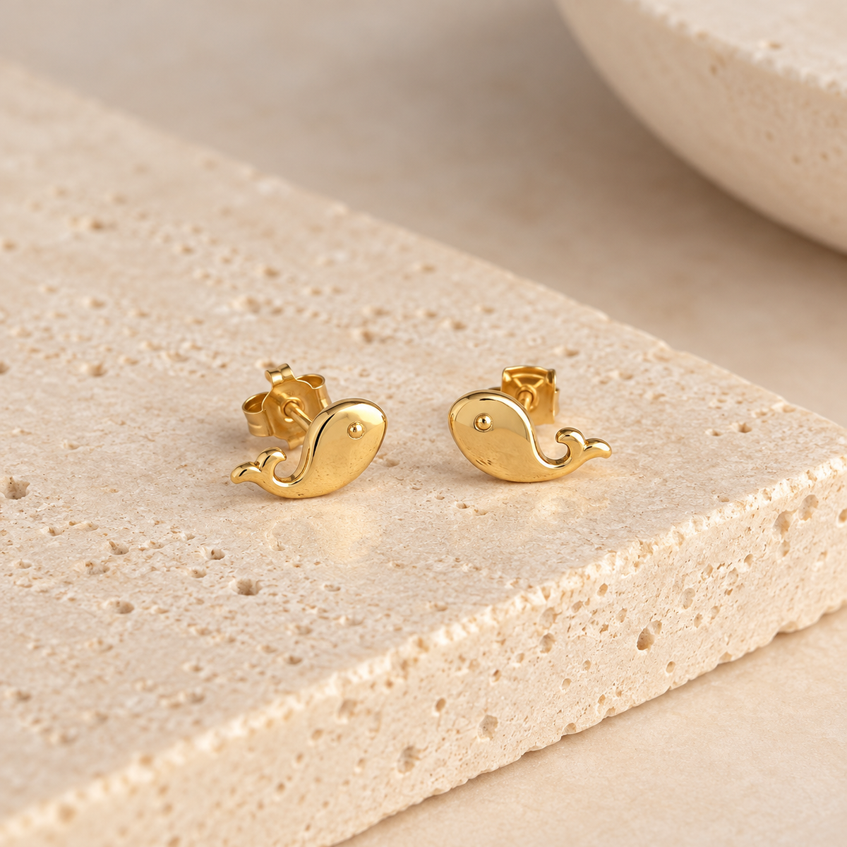 Aretes de ballena dorada