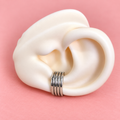 Earcuff plateado de cuatro líneas liso