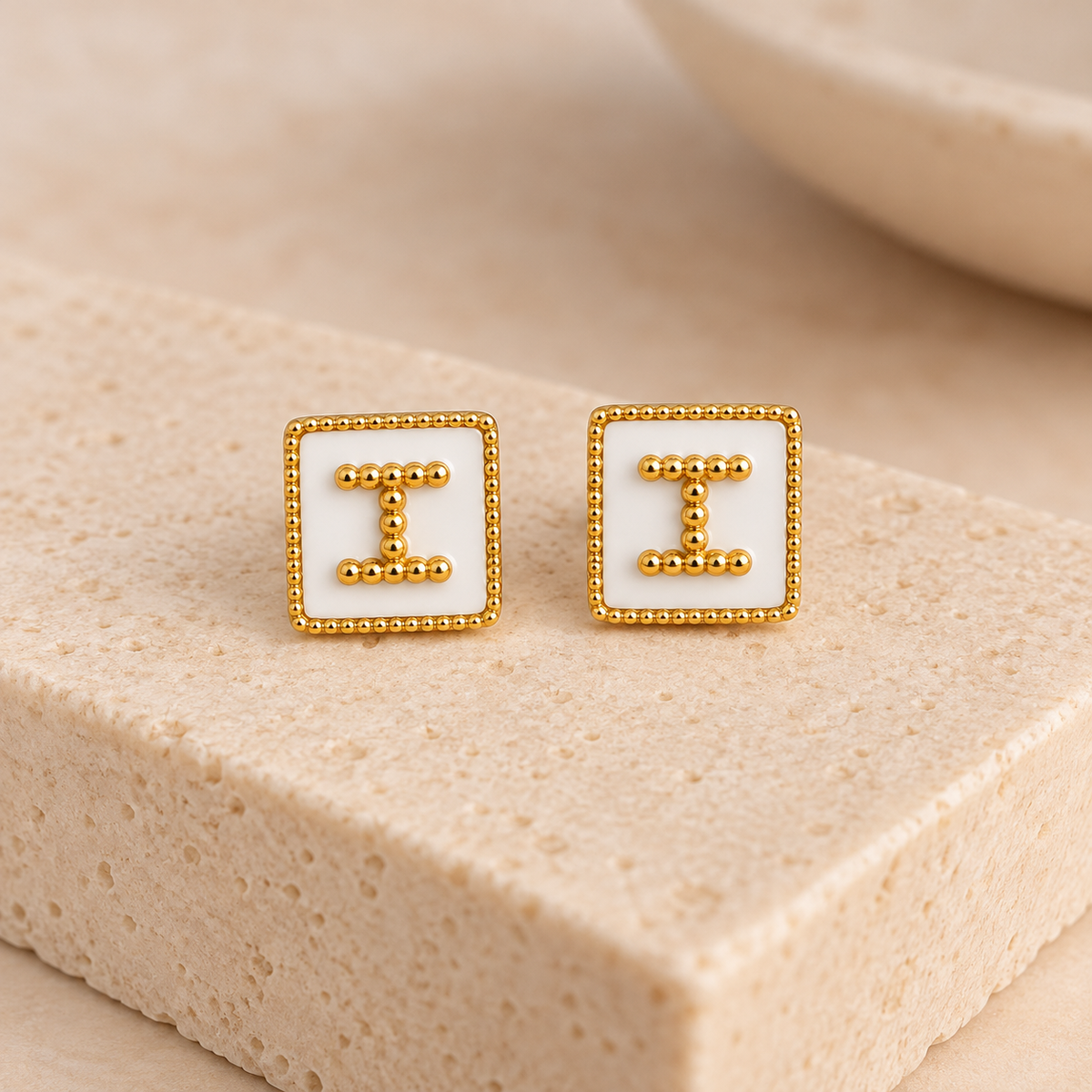 Aretes H con nácar